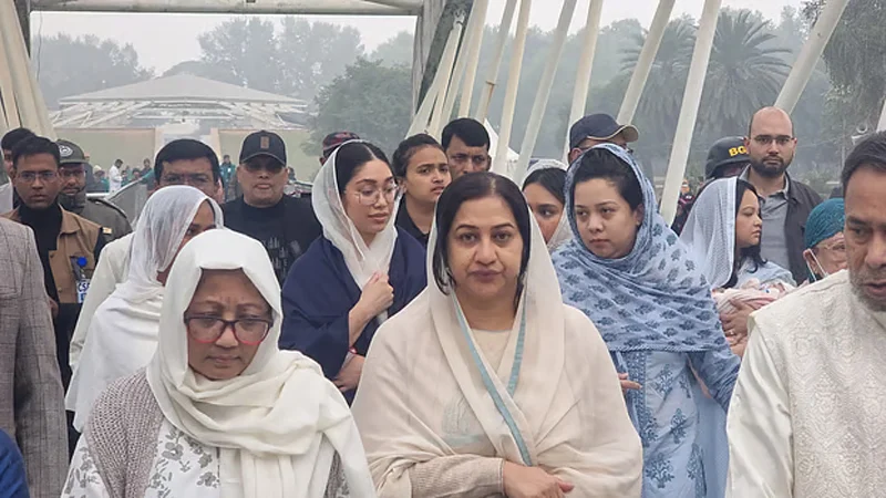 বেগম খালেদা জিয়ার কবর জিয়ারত করলেন নাতনি জাইমাসহ পরিবারের সদস্যরা