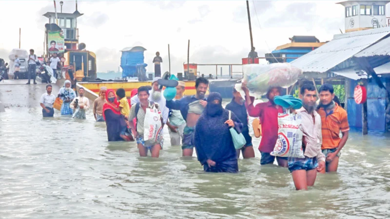 উপকূলে ভারী বৃষ্টির সাথে জোয়ারের পানিতে দুর্যোগ