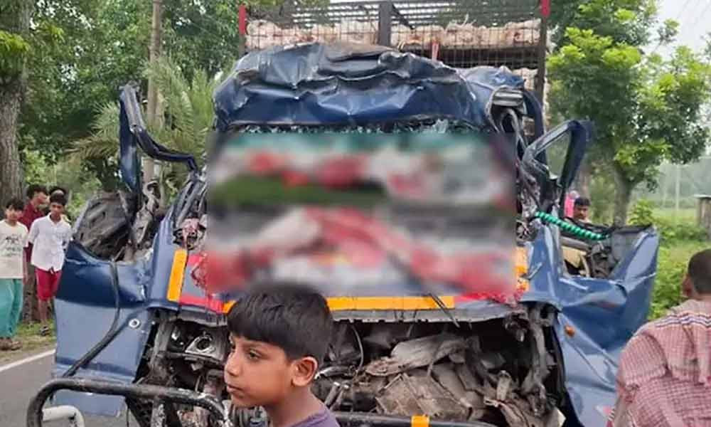 সখিপুরে দাঁড়িয়ে থাকা ট্রাকে পিকআপের ধাক্কা, নিহত ৪