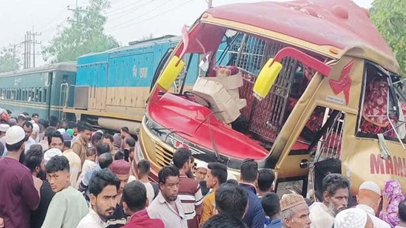 ছুটির দিনে ৮ ঘণ্টারও কম সময়ের ব্যবধানে সড়কে ঝরল ১৯ প্রাণ