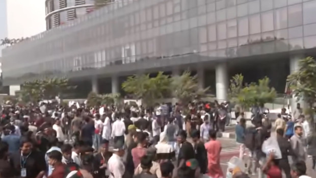 বিটিআরসির সামনে মোবাইল ব্যবসায়ীদের অবরোধ-বিক্ষোভ