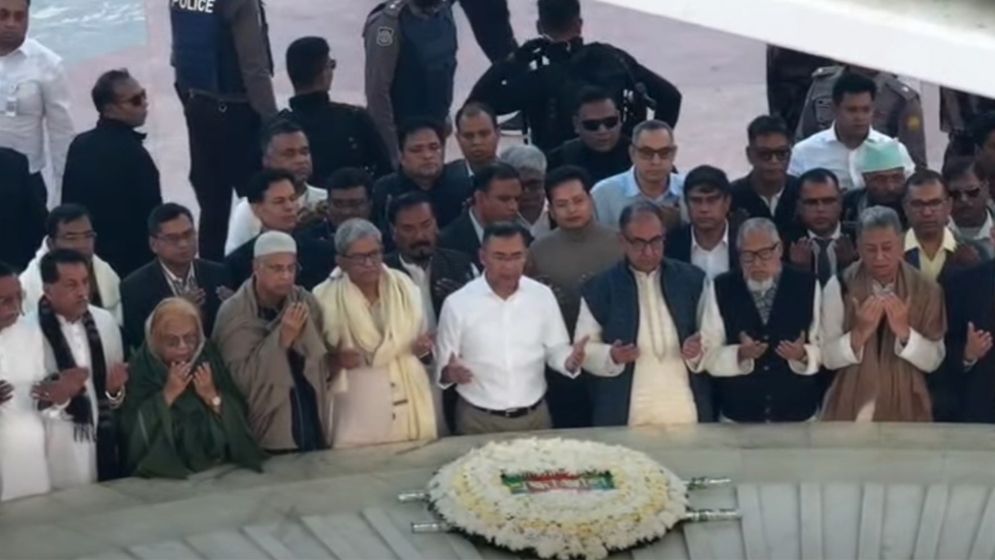 পিতার কবর জিয়ারত করলেন তারেক রহমান