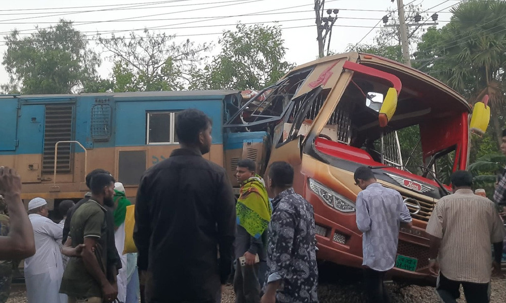 মধ্যরাতে কুমিল্লায় যাত্রীবাহী বাসে ট্রেনের ধাক্কা, নিহত ১২