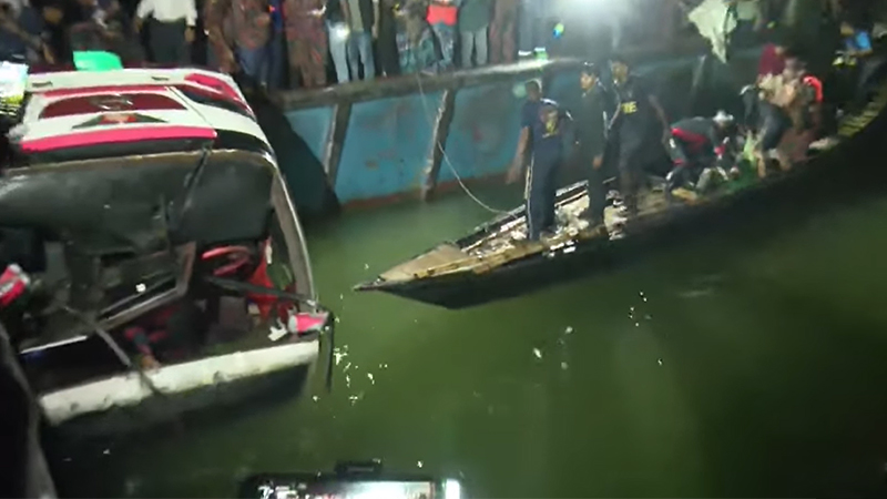 ফেরি থেকে পদ্মায় নদীতে ডুবে যাওয়া বাসটি উদ্ধার, বের হচ্ছে একের পর এক মরদেহ