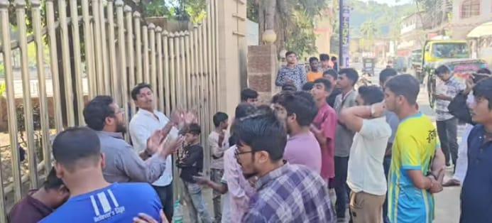 বান্দরবানে পুলিশ সুপার কার্যালয় ঘেরাও বিক্ষুব্ধ ছাত্র-জনতার