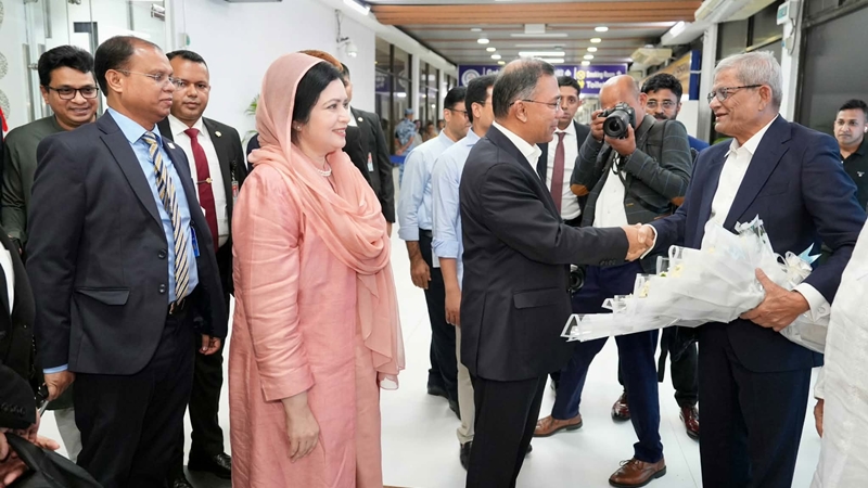 মালয়েশিয়া-চীন সফর শেষে দেশে ফিরলেন প্রধানমন্ত্রী