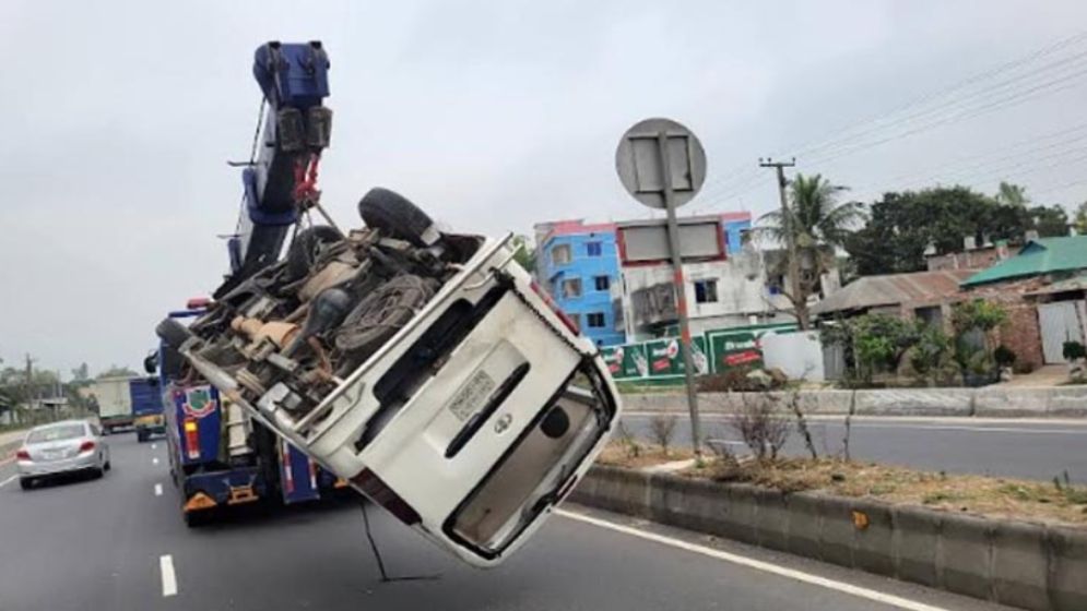 বগুড়া সড়কে মাইক্রোবাসের গ্যাস সিলিন্ডার বিস্ফোরণে চালকসহ নিহত ৩