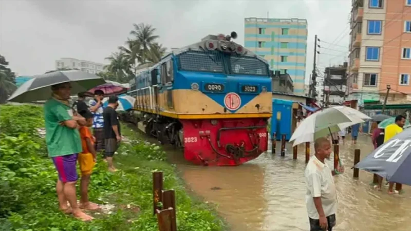 ভারি বর্ষণে লাইন তলিয়ে যাওয়ায় কক্সবাজার রুটে ট্রেন চলাচল বন্ধ