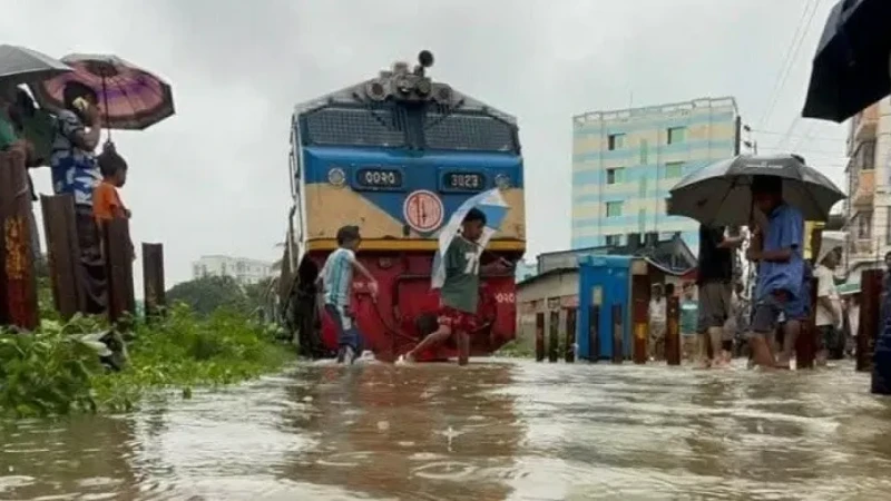 বৃষ্টিতে তলিয়ে গেছে রেললাইন, ১ হাজার যাত্রী নিয়ে কক্সবাজারগামী পর্যটক এক্সপ্রেস আটকা