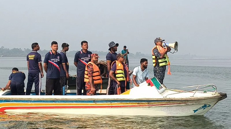 দৌলতদিয়ায় ফেরি থেকে পরে বাসডুবিতে আরও একজন নিখোঁজ, তৃতীয় দিনের মতো উদ্ধার অভিযান চলছে