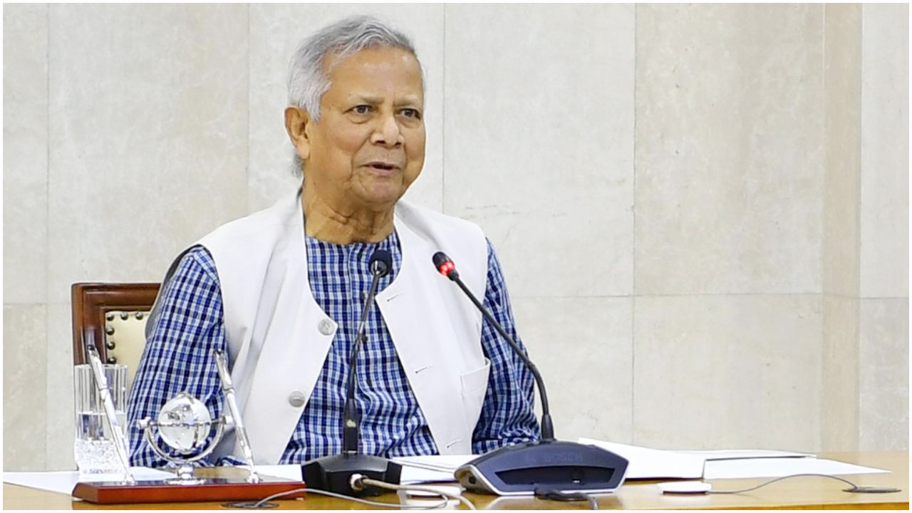 আইনশৃঙ্খলা বাহিনীর সঙ্গে জরুরি বৈঠকে প্রধান উপদেষ্টার নির্দেশ, হামলাকারীরা যাতে কোনোভাবেই দেশ ছাড়তে না পারে