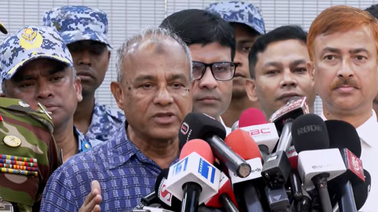 বিমানবন্দরে আগুনের ঘটনা খতিয়ে দেখবে ৪ দেশের বিশেষজ্ঞ দল-স্বরাষ্ট্র উপদেষ্টা