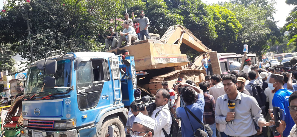 জুলাই মঞ্চের ৩২ নম্বরে দুটি এক্সকেভেটর নিয়ে অবস্থান, ব্যারিকেড ভাঙার চেষ্টা