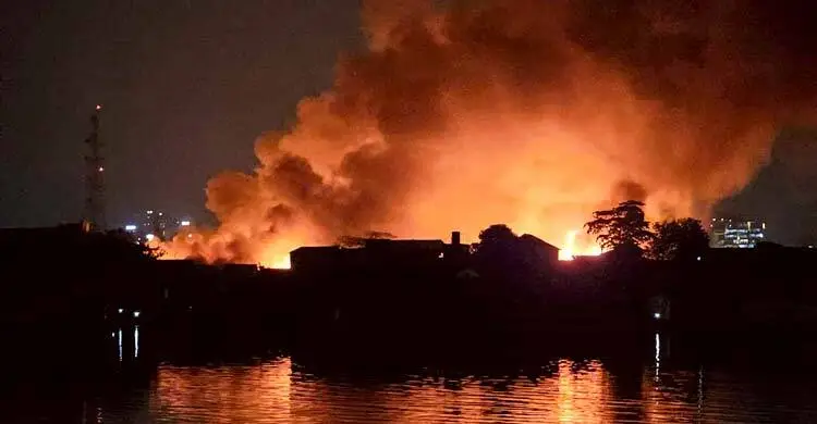 রাজধানীর কড়াইল বস্তিতে ভয়াবহ আগুন