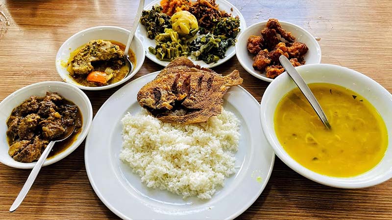 দিনে দুপুরে খাবার না খেলে কী ঘটে শরীরে