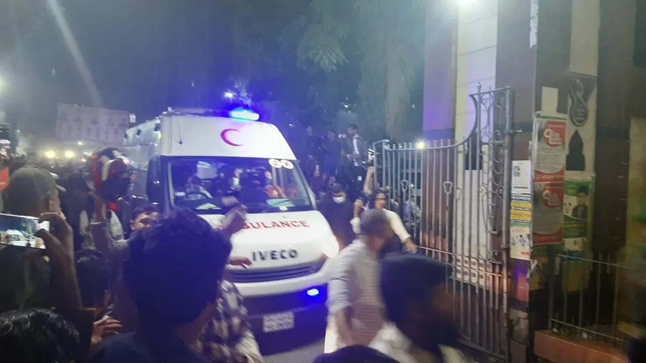 মুমূর্ষু ওসমান হাদিকে নেওয়া হলো এভারকেয়ারে