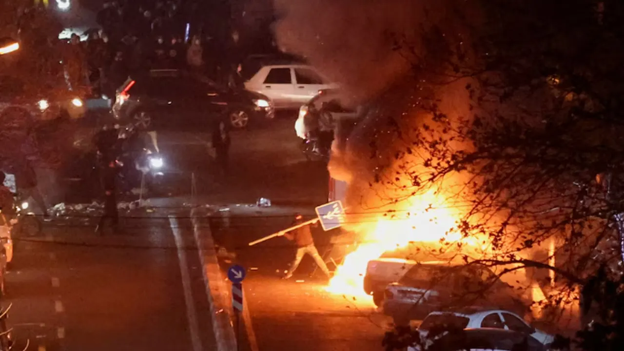 ইরানে চলমান সরকারবিরোধী বিক্ষোভে নিহত অন্তত ২০০০ : রয়টার্স