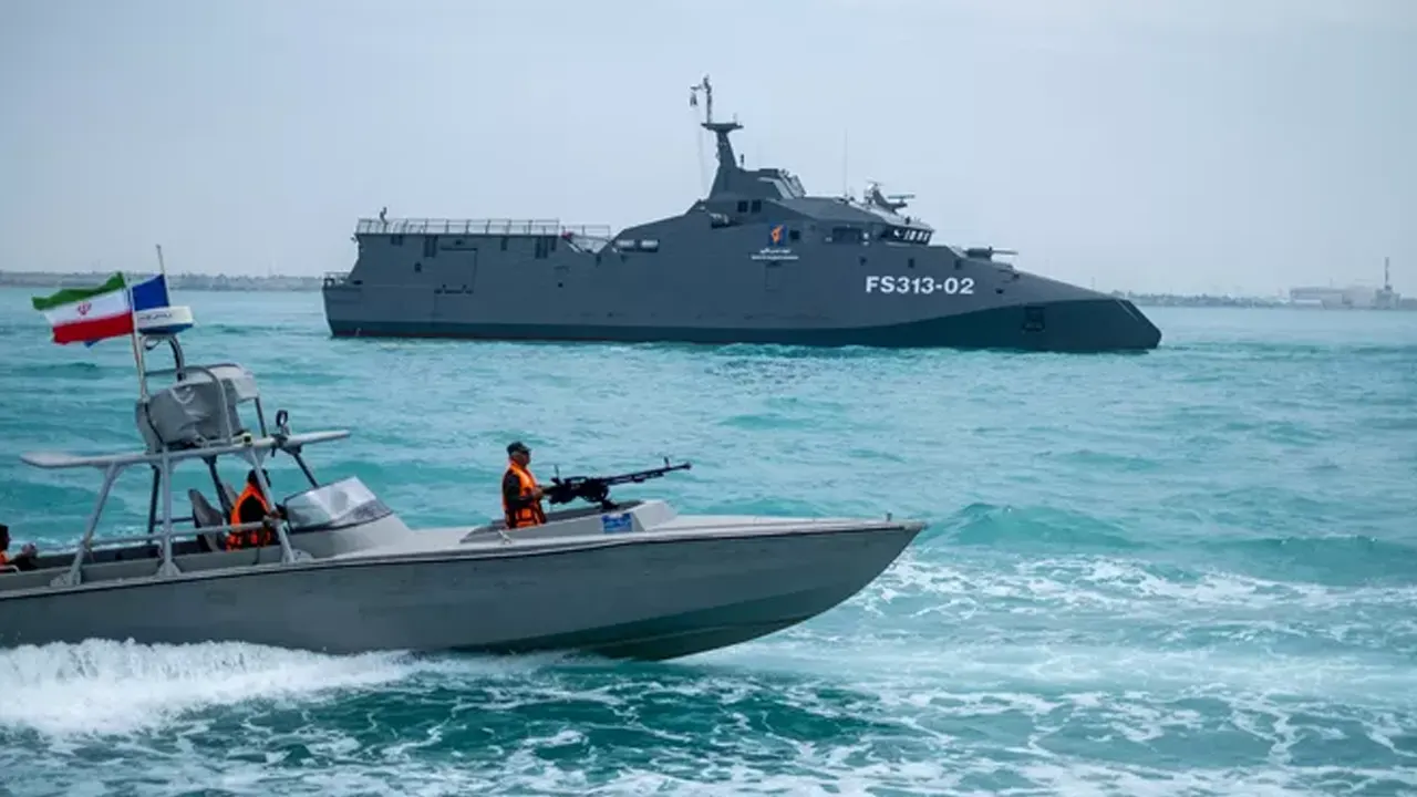 হরমুজ প্রণালিতে এবার  সামরিক জাহাজ চলাচল নিয়ে কঠোর হুঁশিয়ারি ইরানের