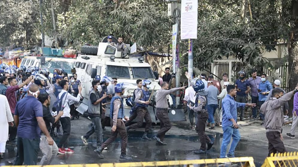 প্রধান উপদেষ্টার বাসভবন যমুনার সামনে দফায় দফায় সংঘর্ষ, ডিসি মাসুদসহ আহত কয়েকজন