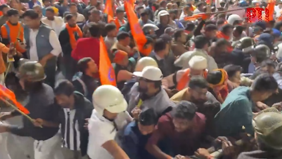 এবার কলকাতায় ব্যারিকেড ভেঙে বাংলাদেশ উপ-হাইকমিশনে প্রবেশের চেষ্টা