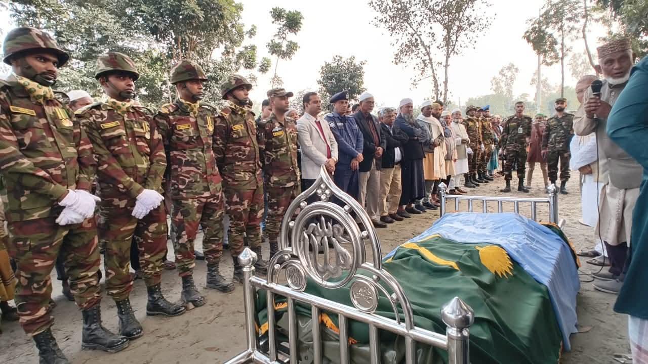 কুড়িগ্রামে রাষ্ট্রীয় মর্যাদায়  নিহত দুই সেনার দাফন সম্পন্ন