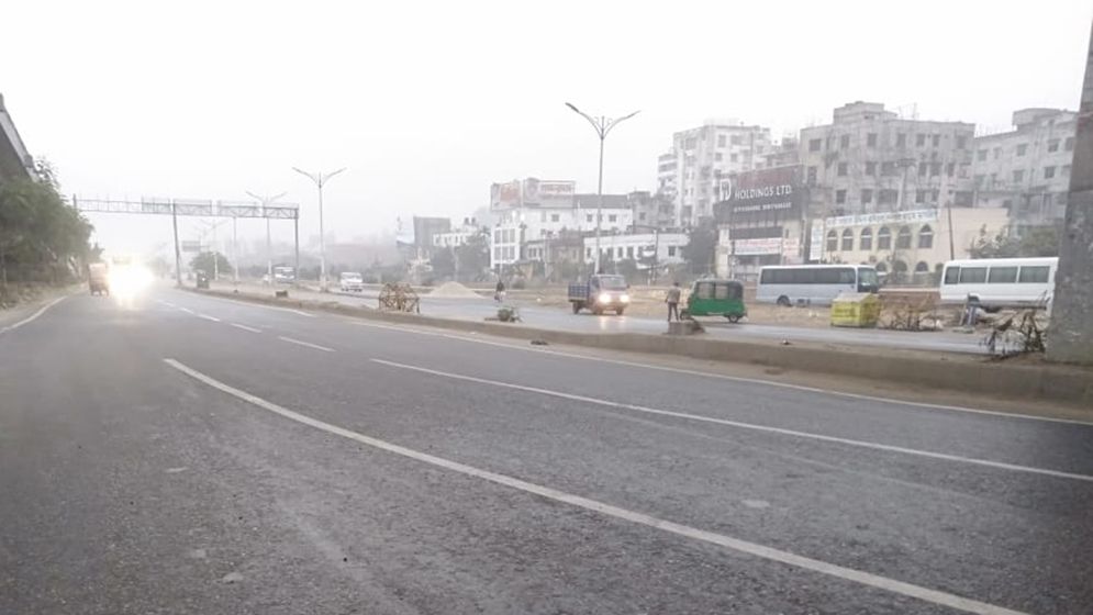 শীতের দাপটের সাথে রাজধানীতে এবার বৃষ্টির মত ঝরছে কুয়াশা