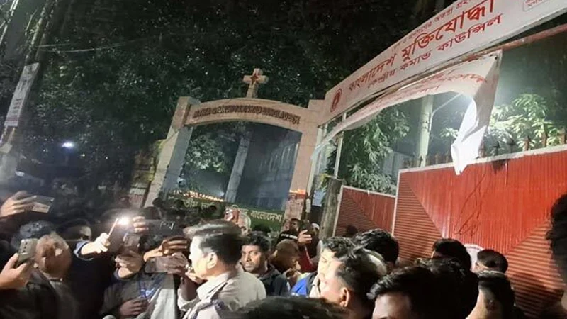 রাজধানীর মগবাজারে ফ্লাইওভার থেকে হাত বোমা নিক্ষেপ এক যুবক নিহত