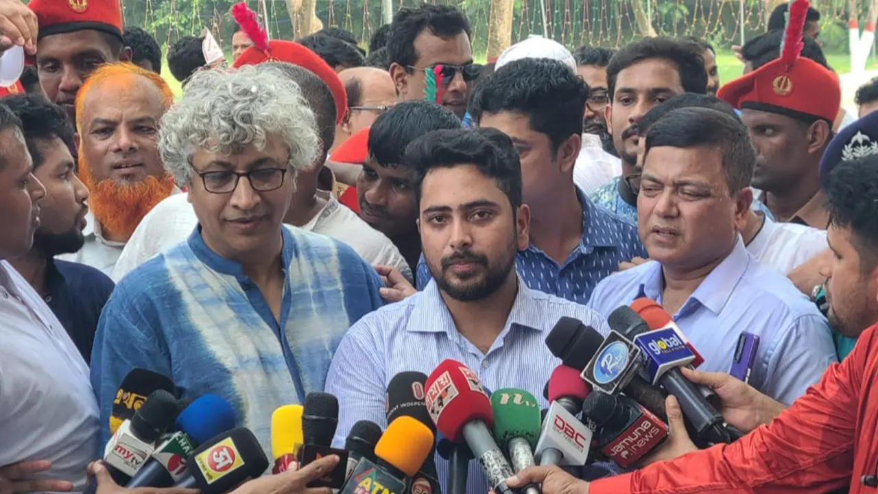 অন্তর্র্বতী সরকার নতজানু পররাষ্ট্রনীতিতে বিশ্বাস করে না : তথ্য উপদেষ্টা