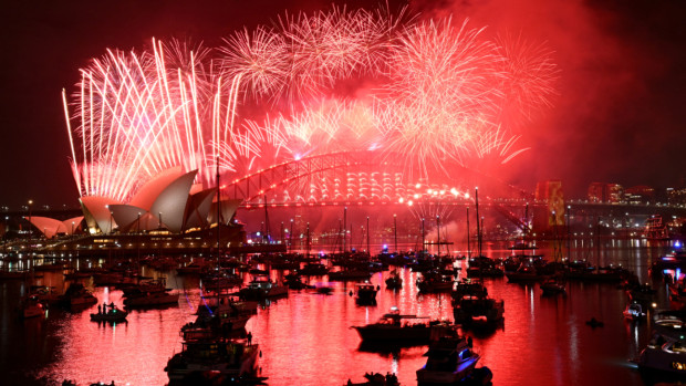 আতশবাজির বর্ণিল আয়োজনে বিশ্বজুড়ে নববর্ষ উদযাপন