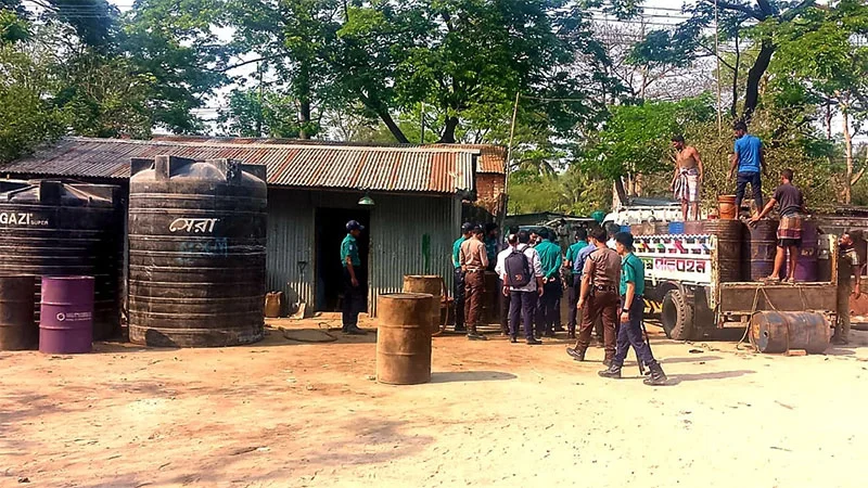 মজুতে রাখা ২ লাখ লিটারের বেশি জ্বালানি তেল