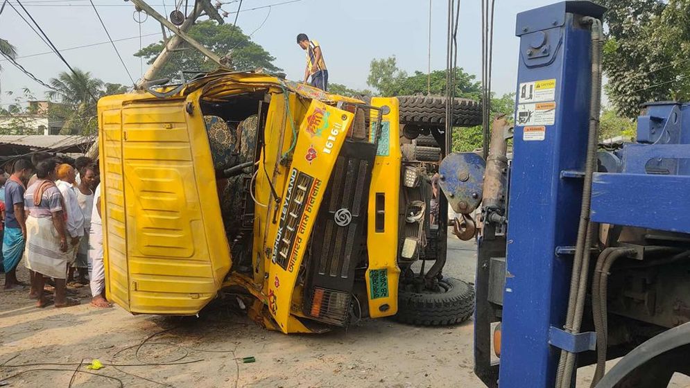 সকালেই পাবনায় সড়কে প্রাণঝড়ল ২ শিশুসহ ৩