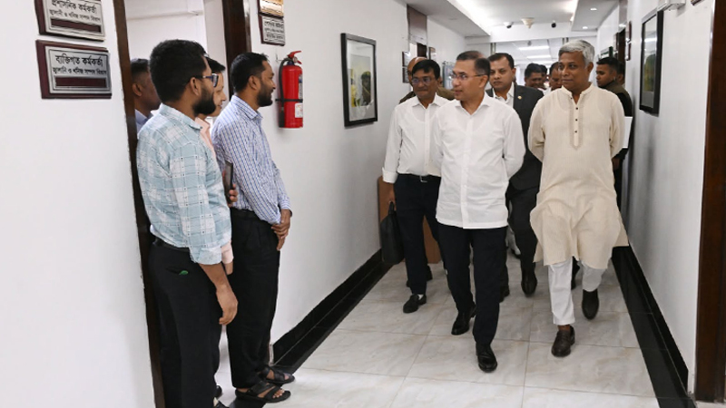 সচিবালয়ে প্রধানমন্ত্রীর ঝটিকা পরিদর্শন