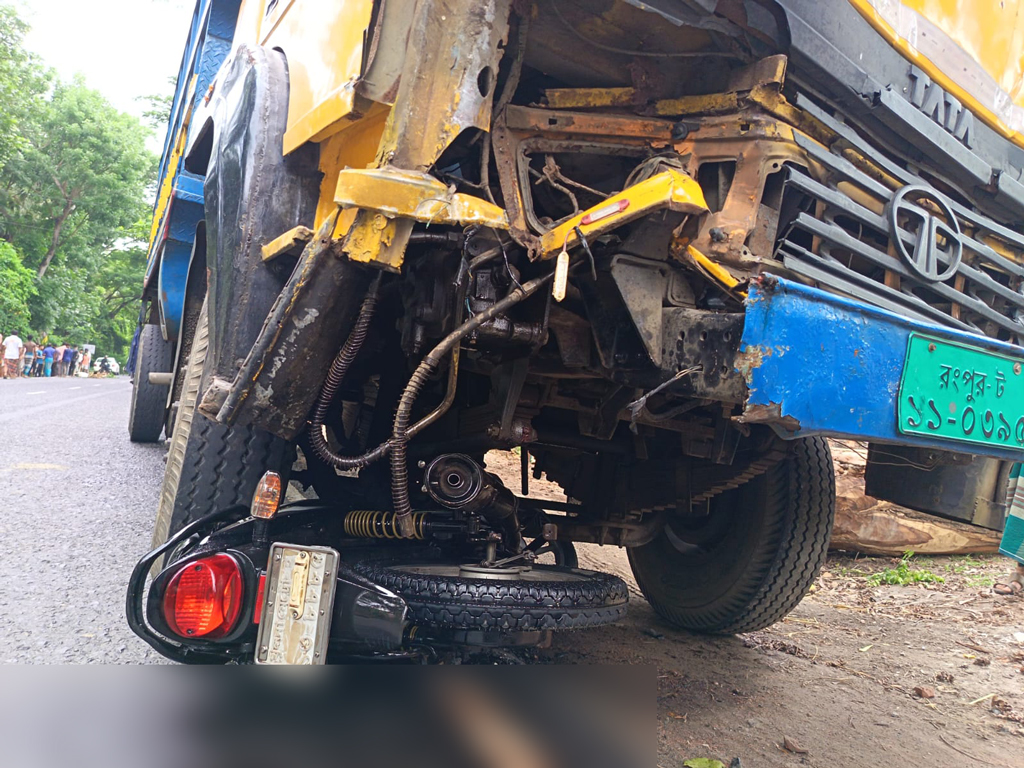 বাগেরহাটে সড়ক দুর্ঘটনায় নিহত ৩ জনের মরদেহ পরিবারের কাছে হস্তান্তর