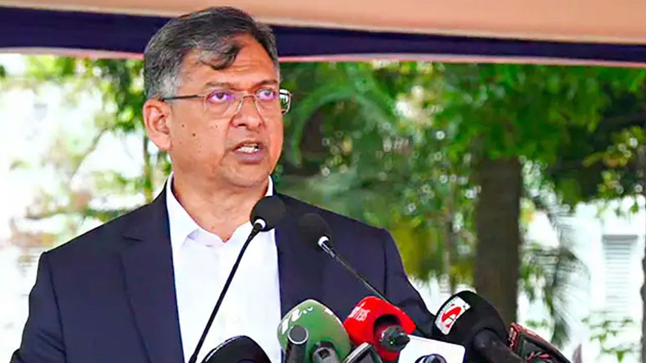 বর্তমান পোশাকে সন্তুষ্ট নয় পুলিশ : স্বরাষ্ট্রমন্ত্রী