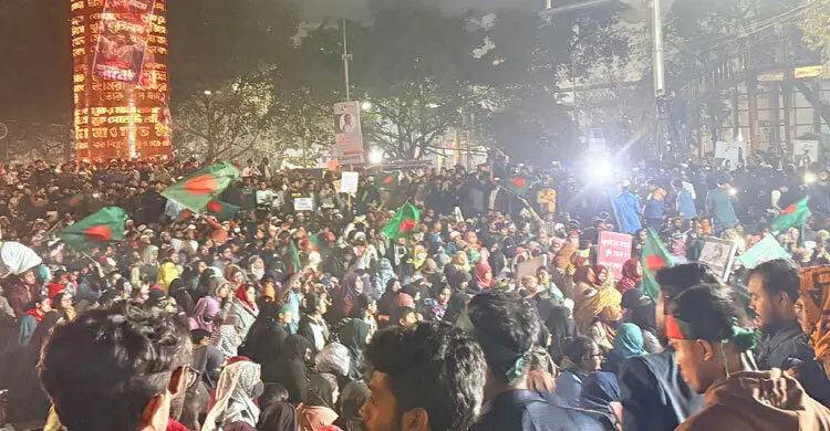 ওসমান হাদি হত্যার বিচার দাবিতে দ্বিতীয় দিন-রাতেও শাহবাগে মানুষের ঢল