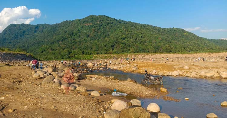 সিলেটের বিছনাকান্দি পর্যটক শুন্যতায়