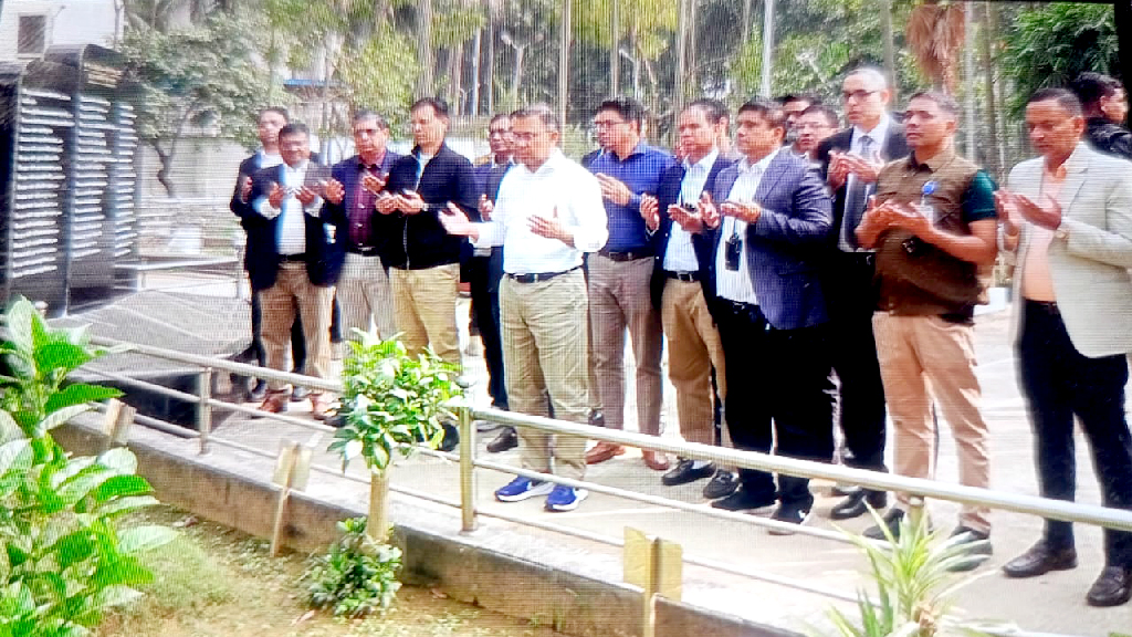 পিলখানায় শহীদ সেনা কর্মকর্তাদের কবর জিয়ারত করলেন তারেক রহমান