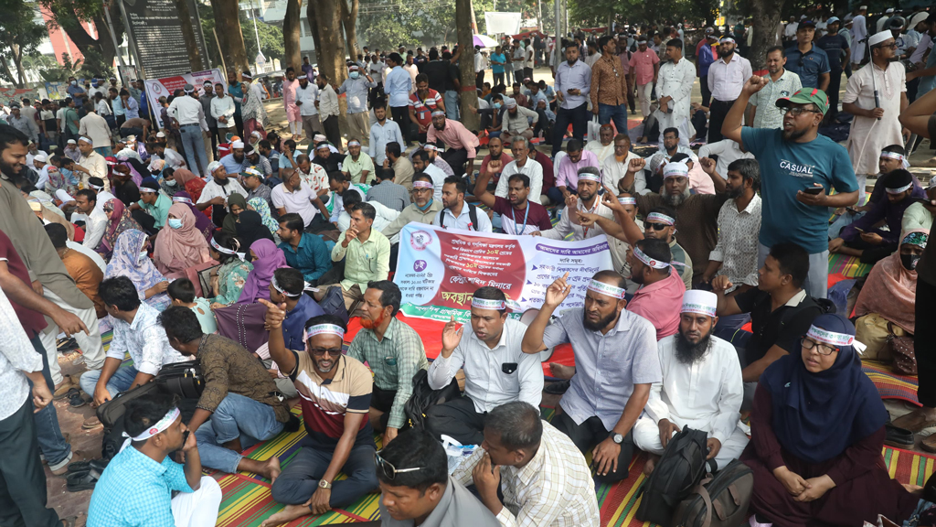 প্রাথমিকের শিক্ষকদের কর্মবিরতি স্থগিত, তবে অবস্থান কর্মসূচি চলবে