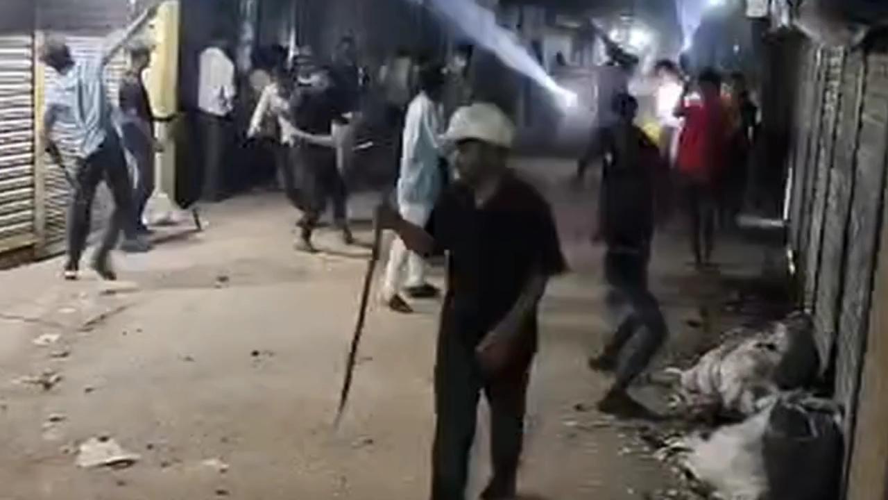 কিশোরগঞ্জে টর্চলাইট জ্বালিয়ে দু‍‍`পক্ষের সংঘর্ষ, আহত অর্ধশত