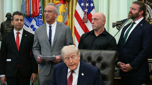 ইরান নিয়ে সাংবাদিকের প্রশ্নে এবার রেগে ট্রাম্প বললেন, ‘আউট’