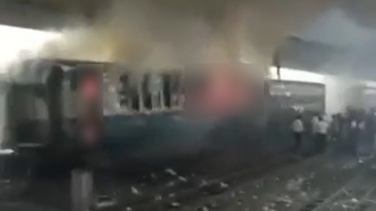 এবার কমলাপুরে যাত্রীবাহী ট্রেনে আগুন