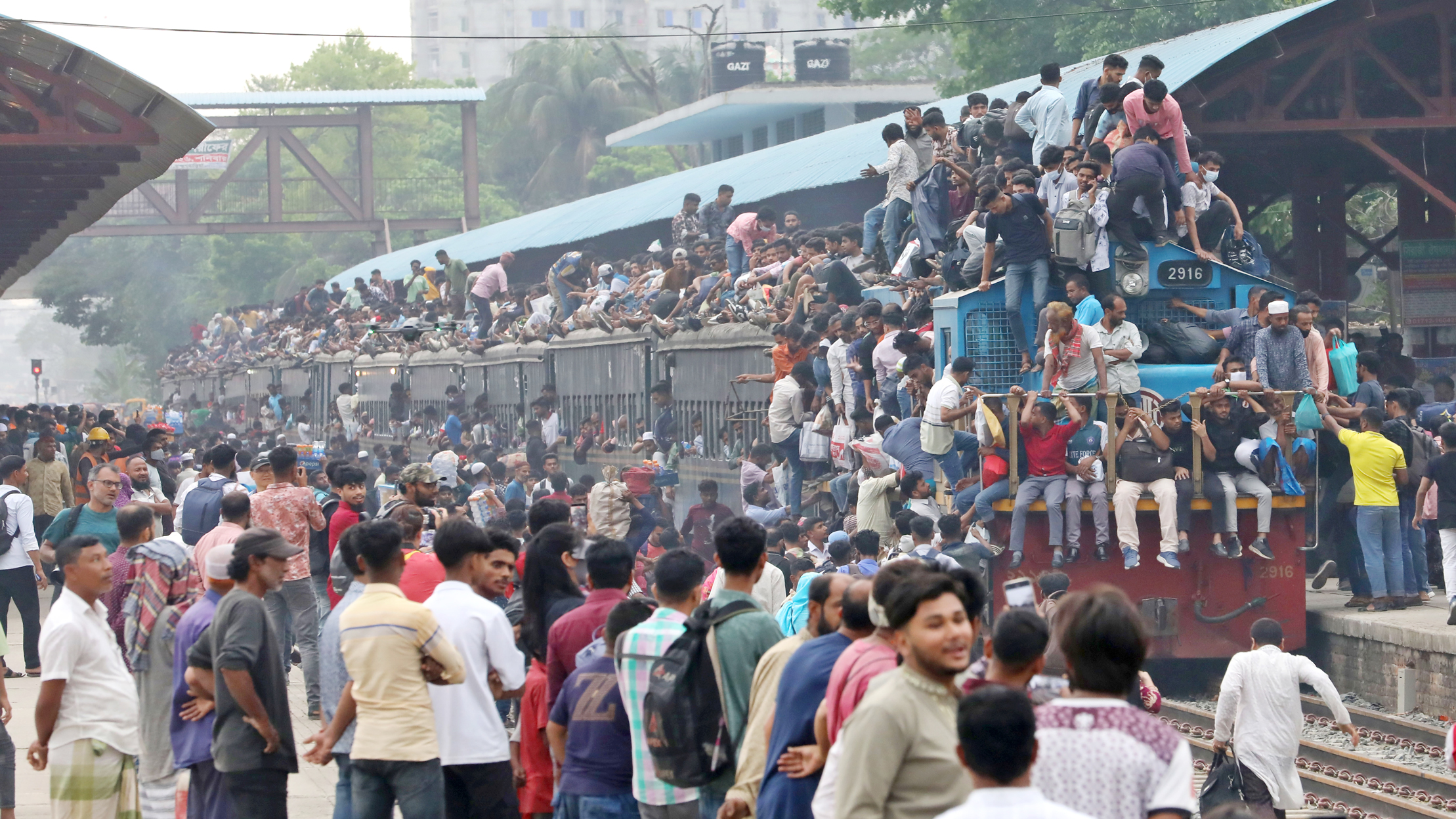নীলসাগর দূর্ঘটনায় ঈদযাত্রায় ভোগান্তিতে উত্তরবঙ্গের ট্রেনের যাত্রীরা