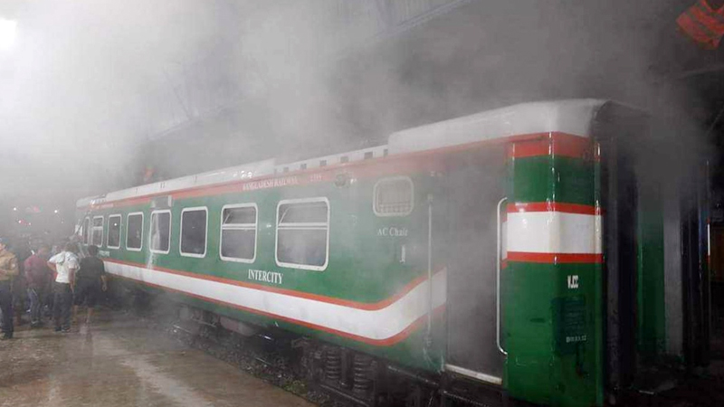 রেলের উপবন এক্সপ্রেসে আগুন, সিলেটের সঙ্গে রেল যোগাযোগ বন্ধ