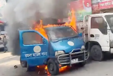 ডিএমপির রমনা থানার সামনে হঠাৎ পুলিশের গাড়িতে আগুন